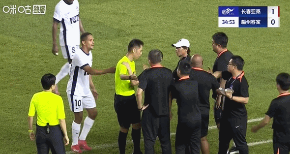 这？梅州教练组对判罚不满，一位工作人员直接给裁判下跪